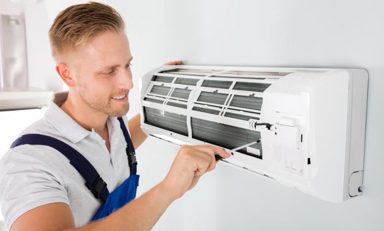 man doing air conditioner servuce