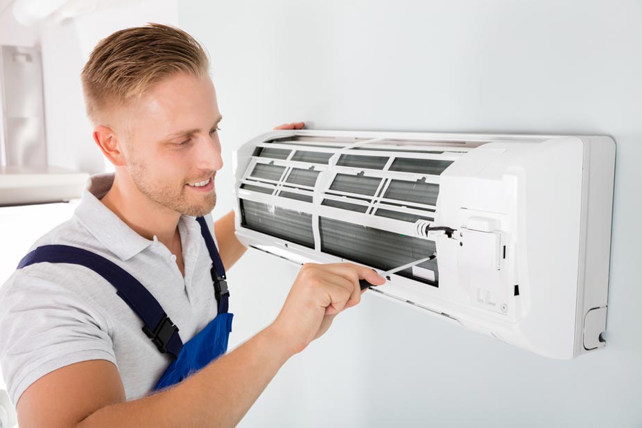 man doing air conditioner servuce