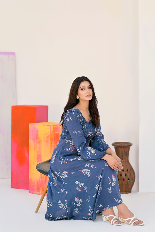 Woman wearing a stylish dress for women Pakistani